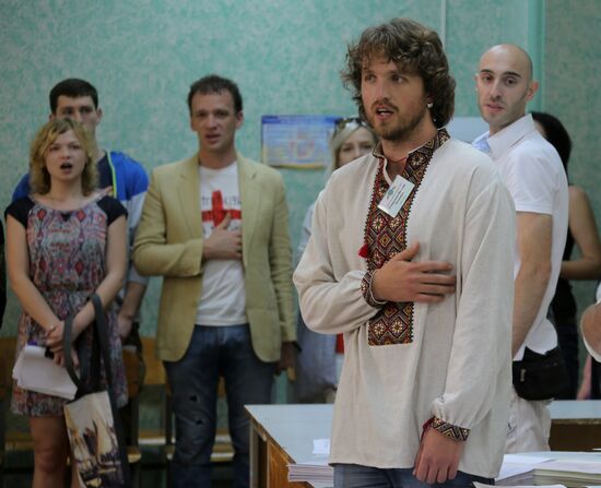 Ukraine votes in early presidential election