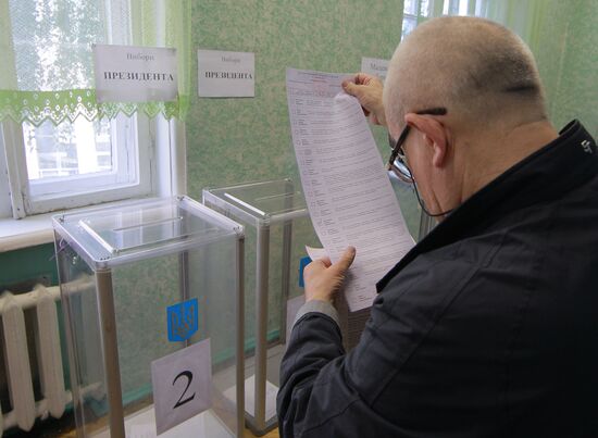 Ukraine votes in early presidential election
