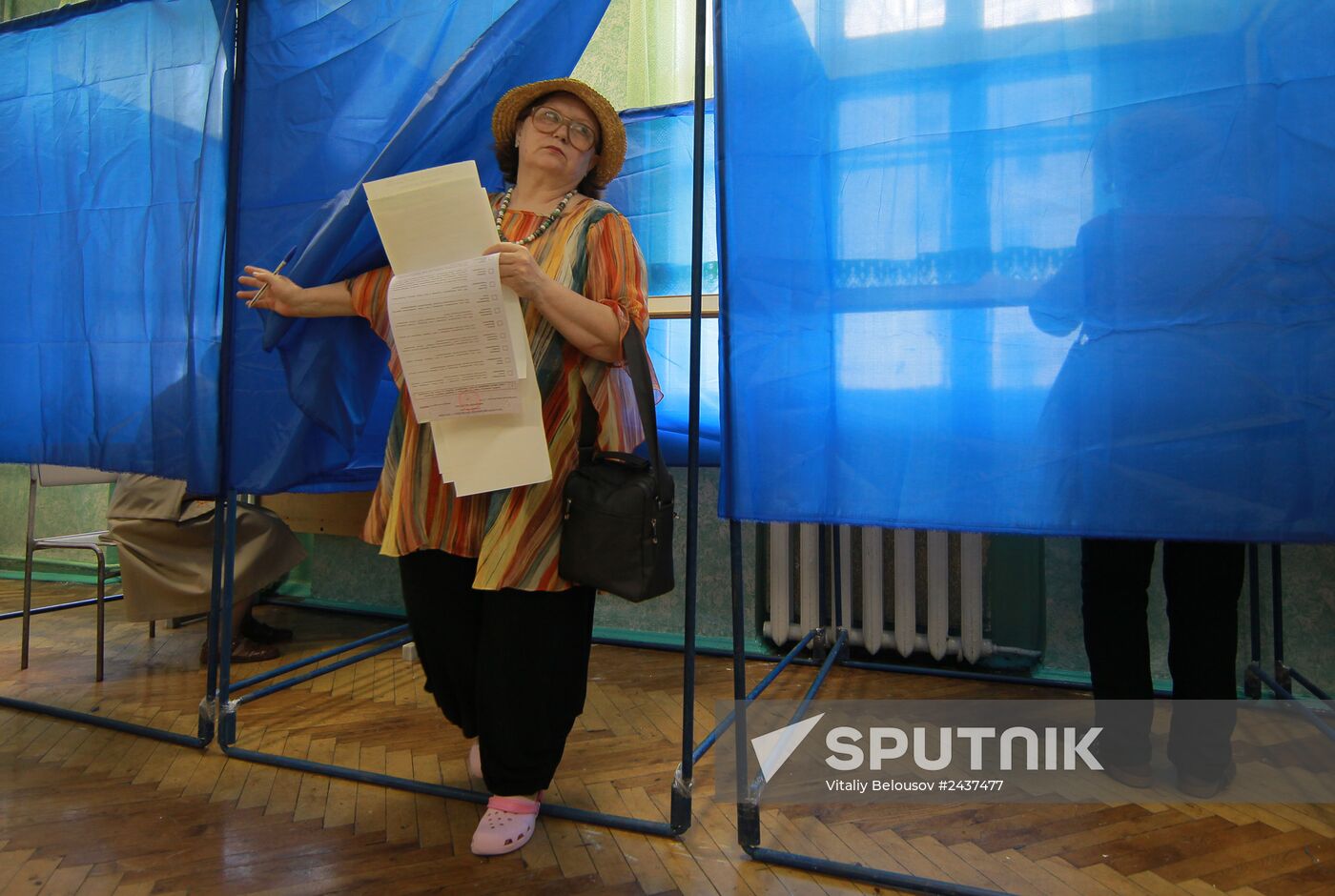 Ukraine votes in early presidential election