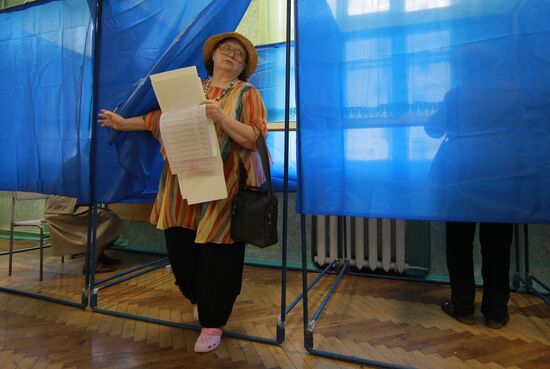 Ukraine votes in early presidential election
