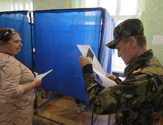 Ukraine votes in early presidential election