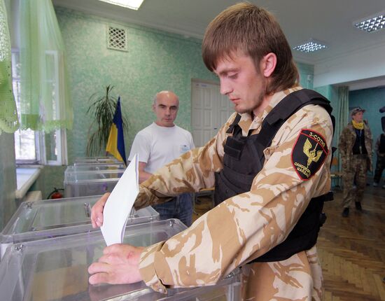 Ukraine votes in early presidential election