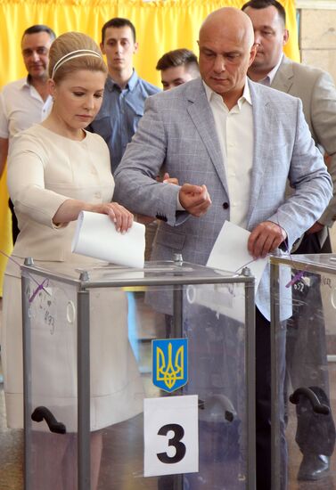 Ukrainian presidential candidates vote in early presidential election