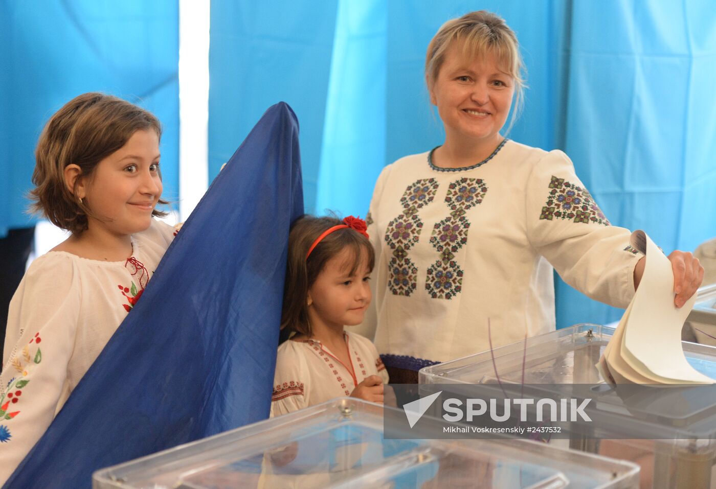 Ukraine votes in early presidential election