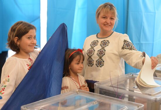 Ukraine votes in early presidential election