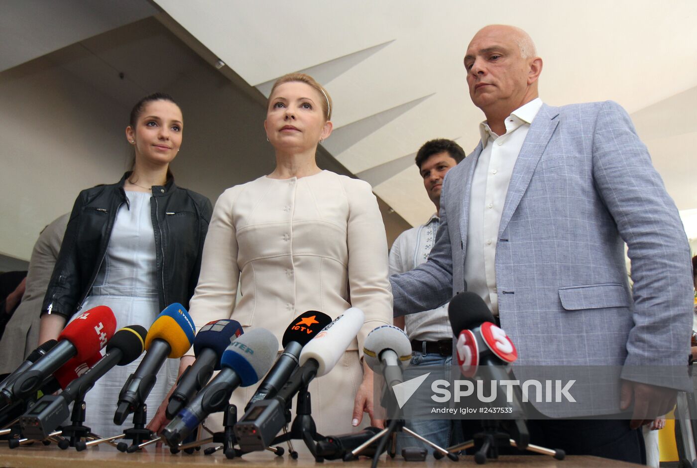 Ukrainian presidential candidates vote in early presidential election