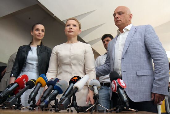 Ukrainian presidential candidates vote in early presidential election