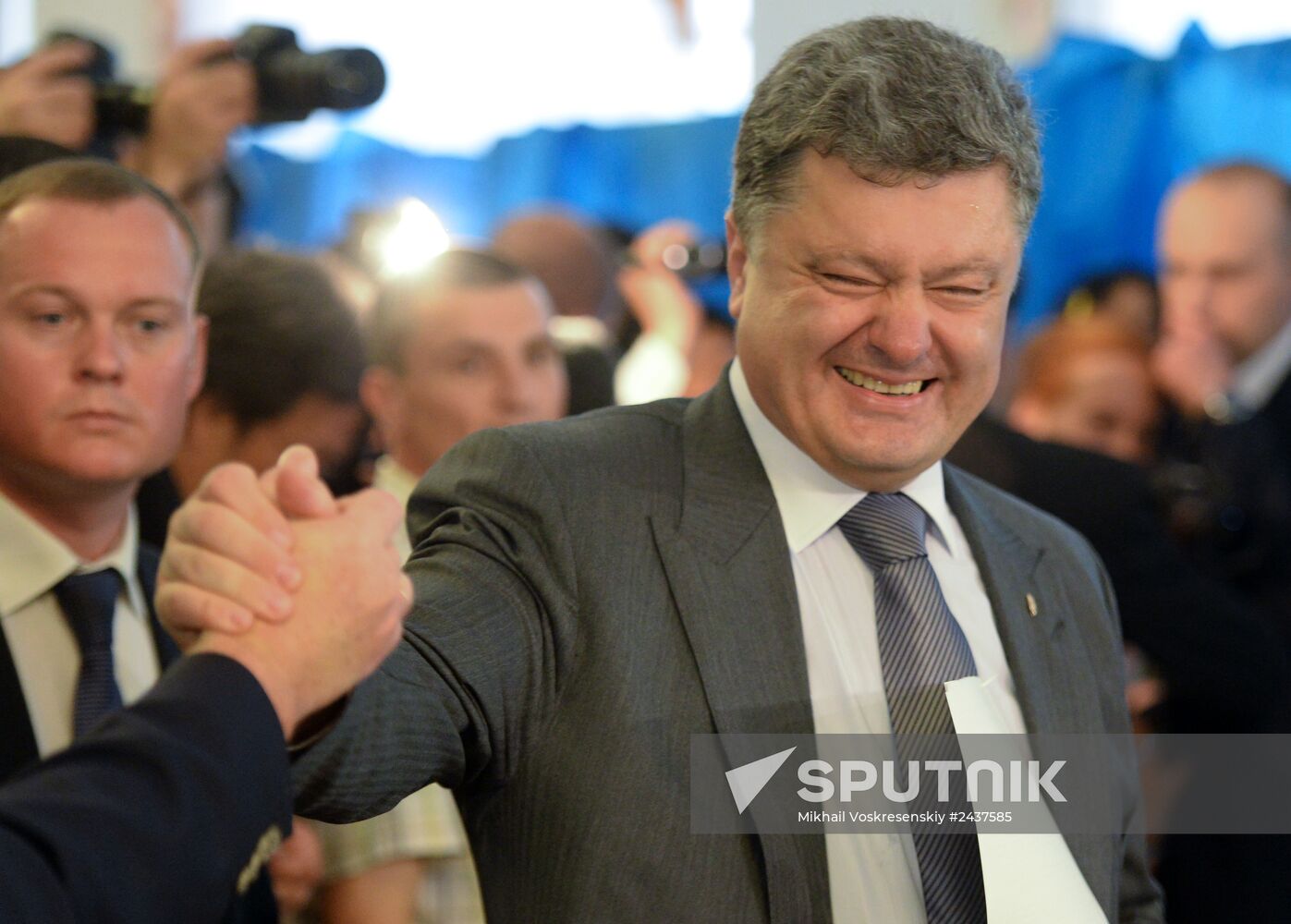 Ukrainian presidential candidates vote in early presidential election