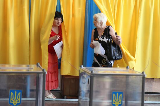 Ukraine votes in early presidential election