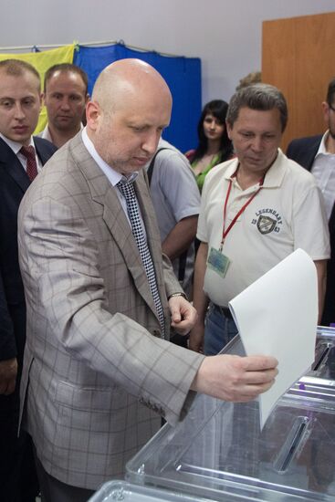 Ukraine votes in early presidential election