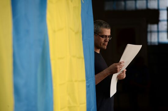 Ukraine votes in early presidential election