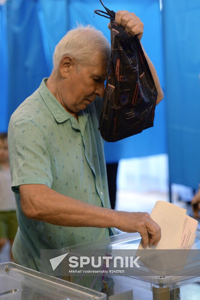 Ukraine votes in early presidential election