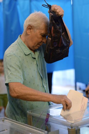 Ukraine votes in early presidential election