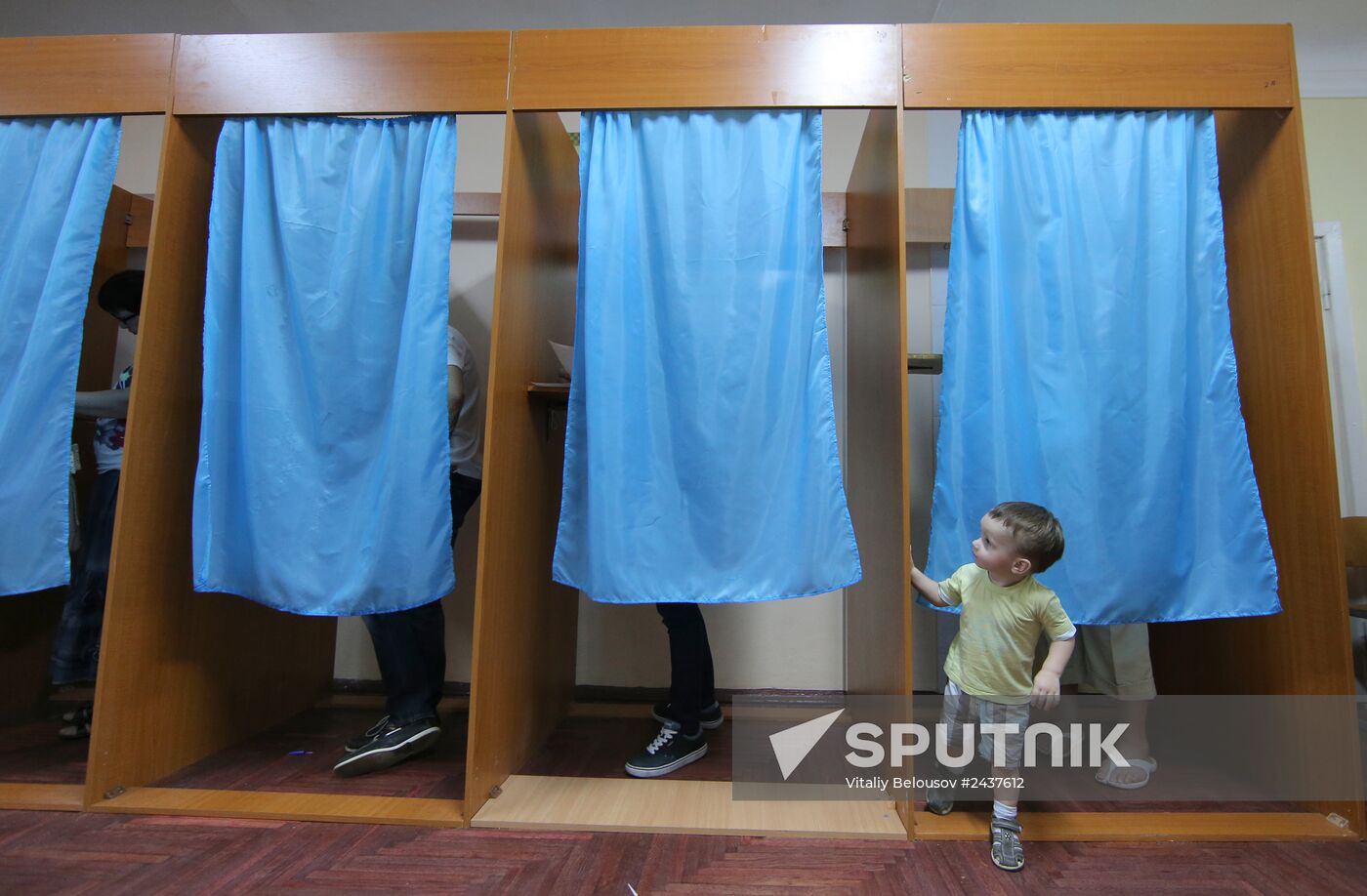 Ukraine votes in early presidential election
