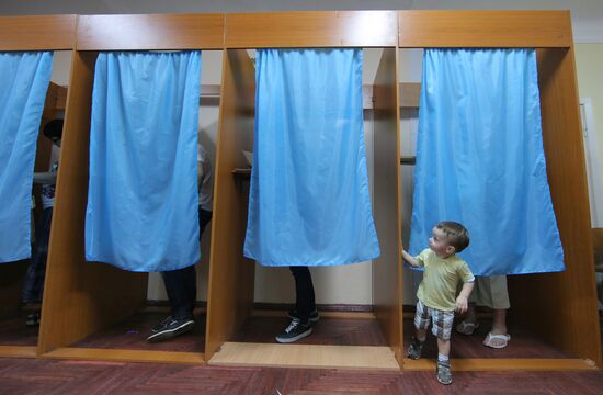 Ukraine votes in early presidential election