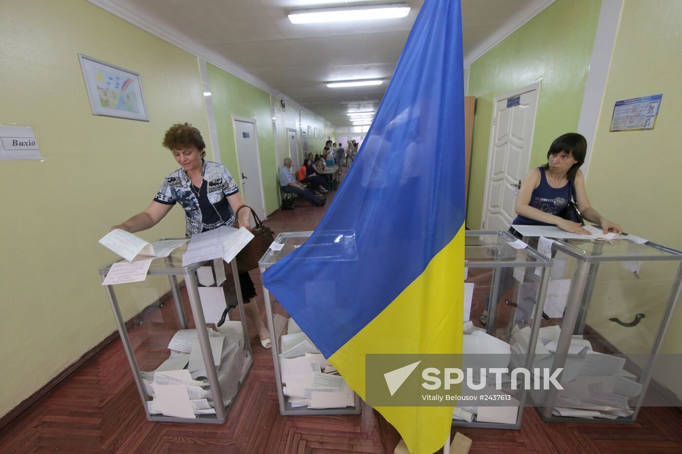 Ukraine votes in early presidential election