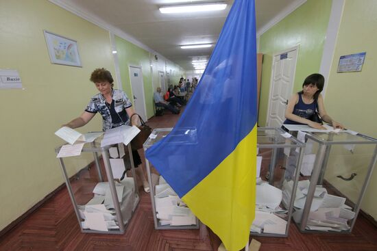 Ukraine votes in early presidential election