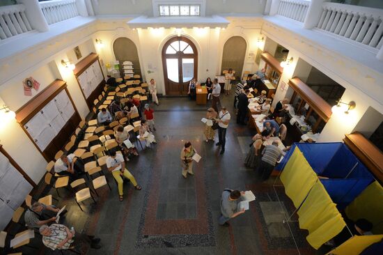 Ukraine votes in early presidential election