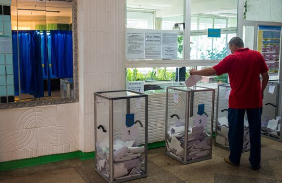 Ukraine votes in early presidential election