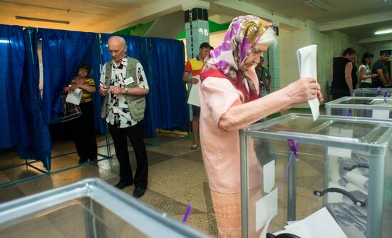 Ukraine votes in early presidential election