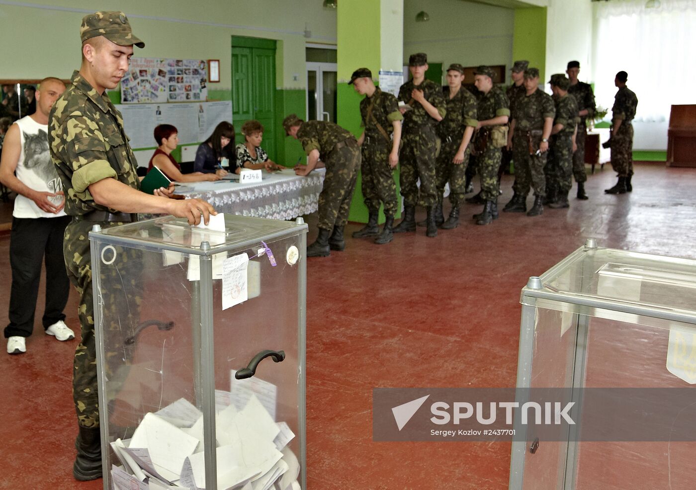Regions vote in Ukrainian early presidential election