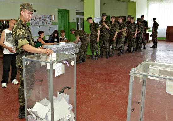Regions vote in Ukrainian early presidential election