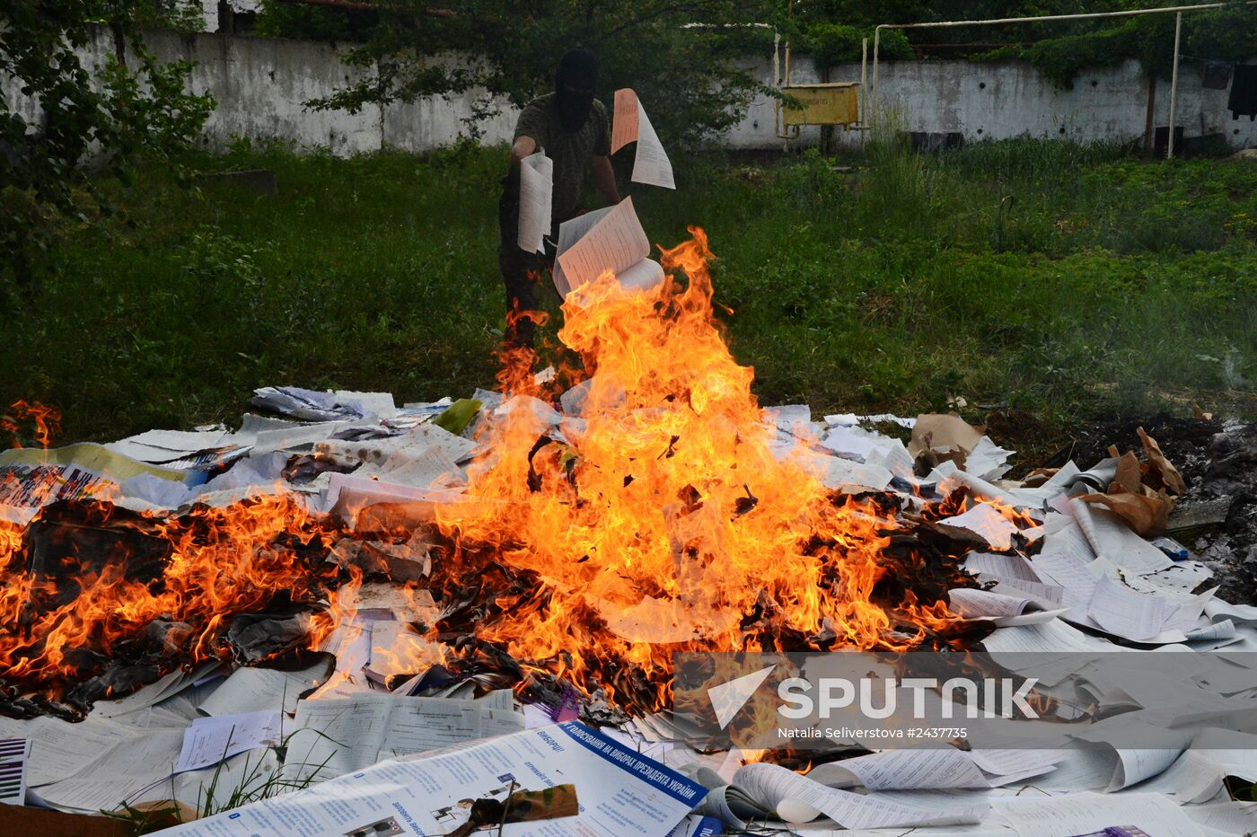 Papers, reports and campaign materials set on fire on the day of Ukraine's presidential elections in the grounds of the Office for Combating Organized Crime in Ukraine (OCD) in the Donetsk region. Location: Ukraine, Donetsk region, . Author: Natalia Seliverstova/Sputnik. Makeyevka update