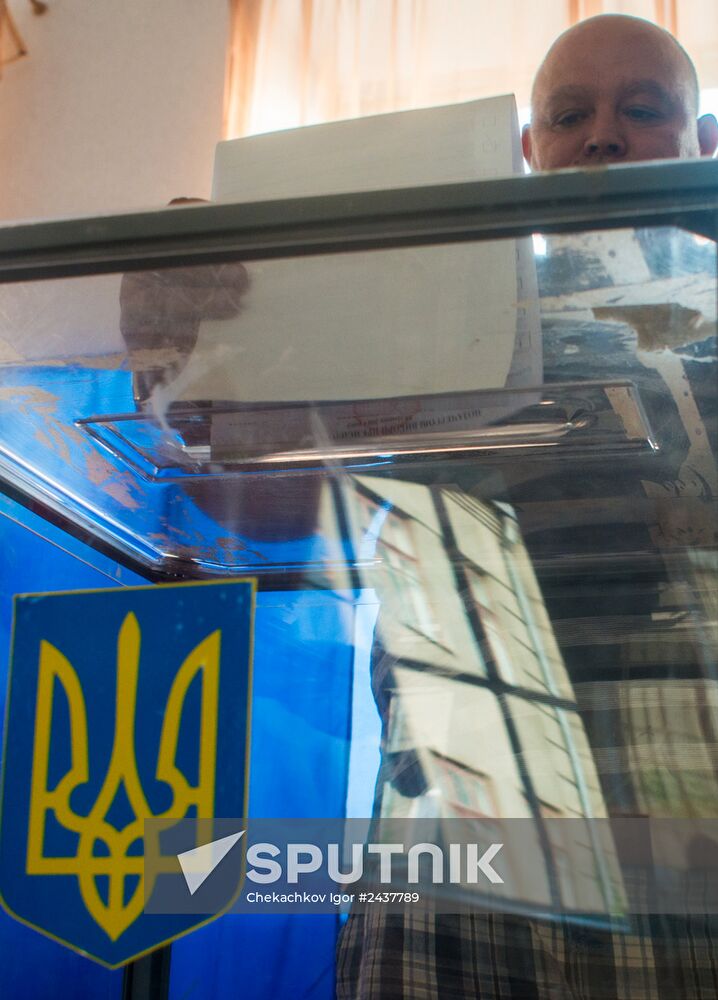 Ukraine votes in early presidential election