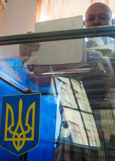 Ukraine votes in early presidential election