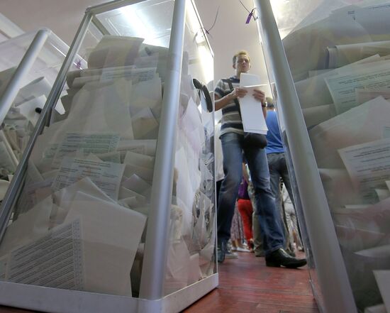 Ukraine votes in early presidential election