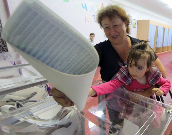 Ukraine votes in early presidential election