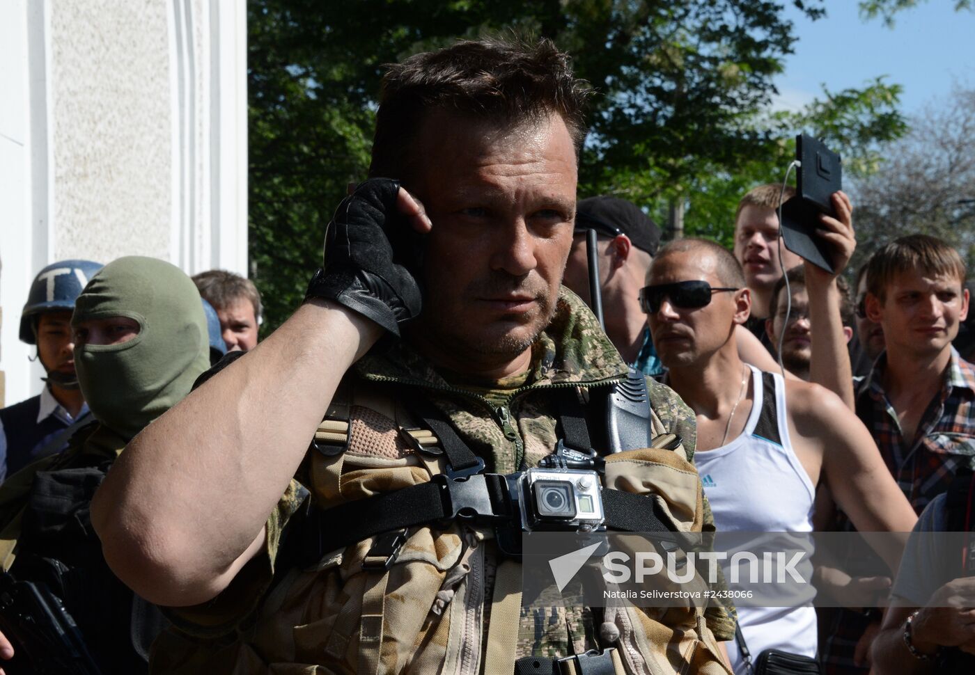 Fighters of the Donbass people's militia during a rally near Akhmetov's residence in Makeyevka. Location: Ukraine, Donetsk region, . Author: Natalia Seliverstova/Sputnik. Makeyevka update