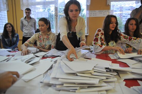 Counting votes in extraordinary presidential elections in Ukraine