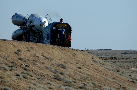 Soyuz-FG rocket with Soyuz TMA-13M spacecraft moved to Baikonur launch pad