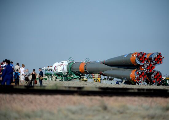 Soyuz-FG rocket with Soyuz TMA-13M spacecraft moved to Baikonur launch pad