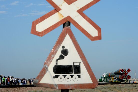 Soyuz-FG rocket with Soyuz TMA-13M spacecraft moved to Baikonur launch pad