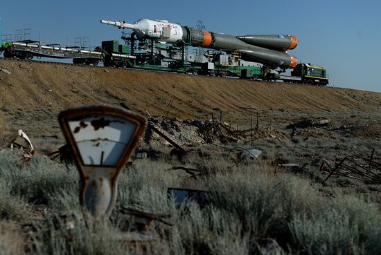 Soyuz-FG rocket with Soyuz TMA-13M spacecraft moved to Baikonur launch pad