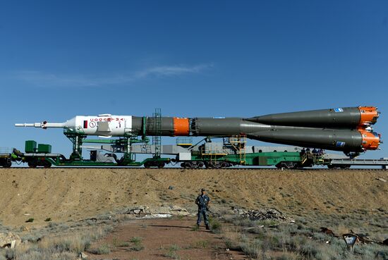 Soyuz-FG rocket with Soyuz TMA-13M spacecraft moved to Baikonur launch pad