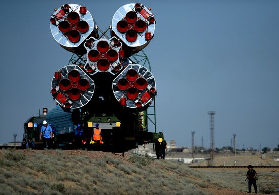 Soyuz-FG rocket with Soyuz TMA-13M spacecraft moved to Baikonur launch pad