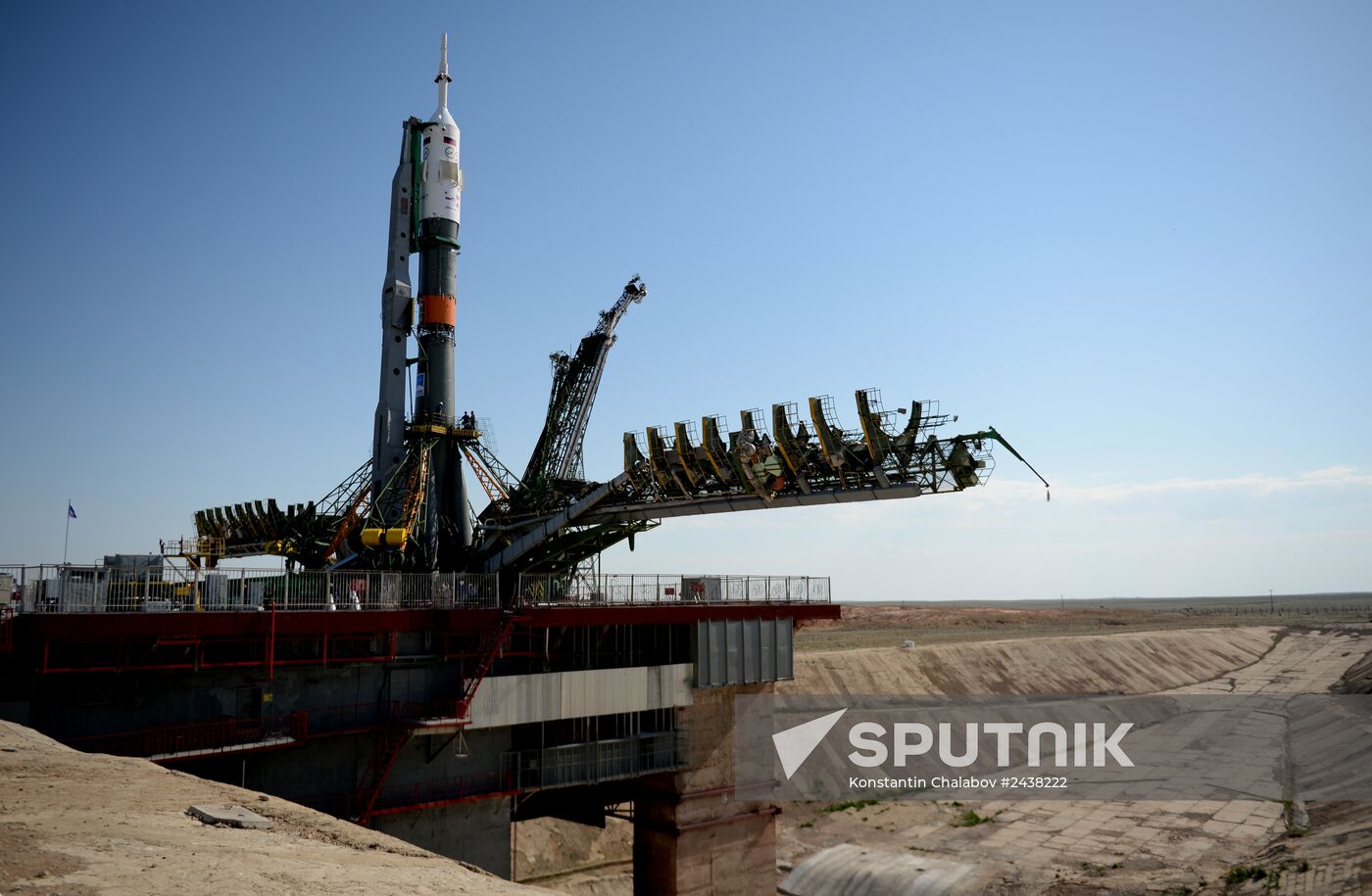 Soyuz-FG rocket with Soyuz TMA-13M spacecraft moved to Baikonur launch pad