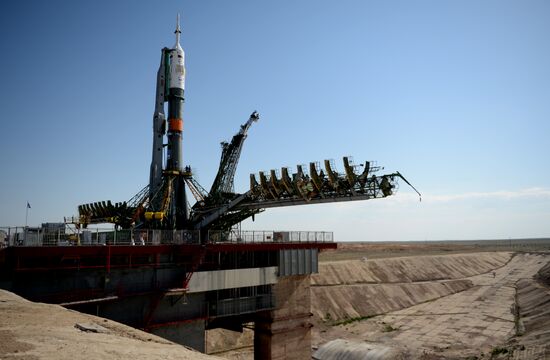 Soyuz-FG rocket with Soyuz TMA-13M spacecraft moved to Baikonur launch pad