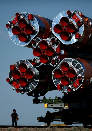 Soyuz-FG rocket with Soyuz TMA-13M spacecraft moved to Baikonur launch pad