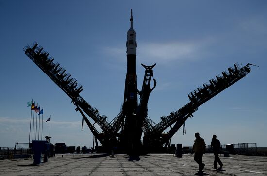 Soyuz-FG rocket with Soyuz TMA-13M spacecraft moved to Baikonur launch pad
