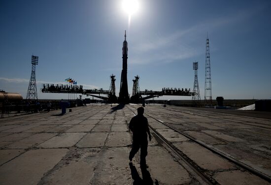 Soyuz-FG rocket with Soyuz TMA-13M spacecraft moved to Baikonur launch pad