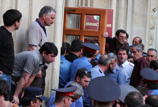 Opposition storms presidential office in Abkhazia