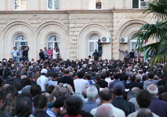 Opposition storms presidential office in Abkhazia
