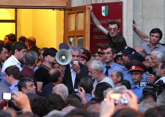 Opposition storms presidential office in Abkhazia