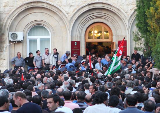 Opposition storms presidential office in Abkhazia