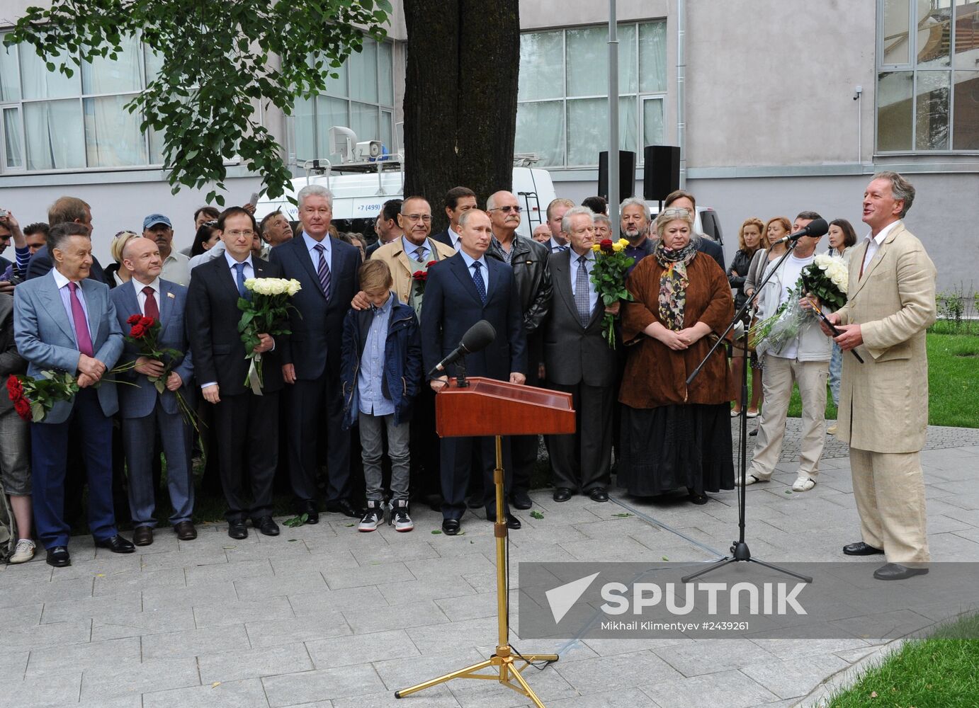 Vladimir Putin attends unveiling of monument to Sergei Mikhalkov in central Moscow
