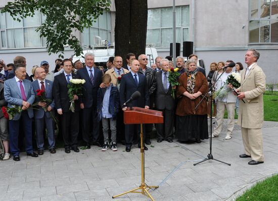 Vladimir Putin attends unveiling of monument to Sergei Mikhalkov in central Moscow